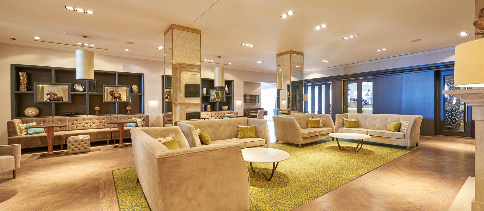 Duques Bar, Lounge Area